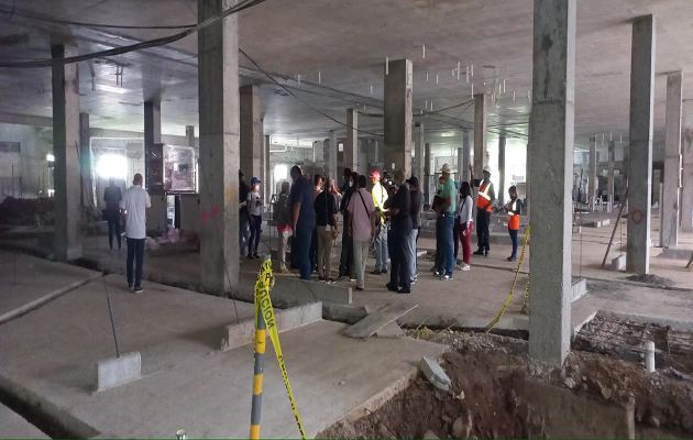 La Comisión de Infraestructura de la Asamblea fue al área para conocer la situación de la obra. Archivo