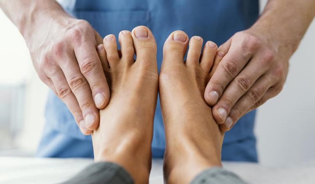 El juanete o 'hallux valgus'  produce inflamación en la zona, dolor continuo y hasta sensación de roce. Foto: Ilustrativa / Freepik