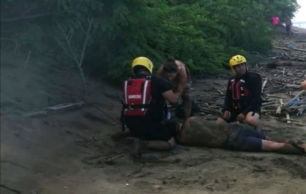 Padre e hija recibieron ayuda de una unidad de la Policía Nacional que se encontraba en el área. Foto: Thays Domínguez