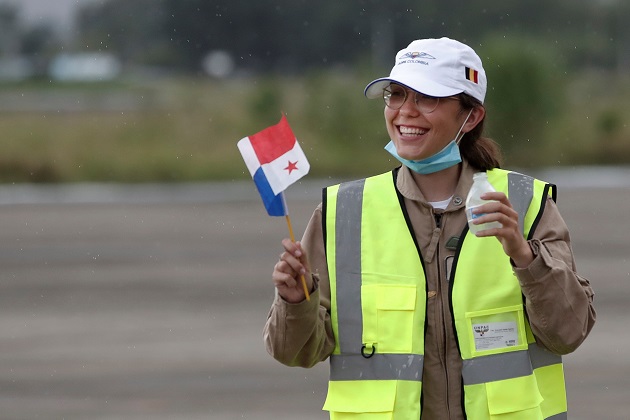 Zara Rutherford pretende cruzar 52 países entre el 18 de agosto, cuando partió de Bélgica, y el 1 de noviembre próximo, cuando espera aterrizar en Alemania. Foto: EFE