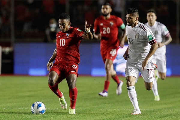 Yoel Bárcenas conduce el balón ante el acecho de un mexicano. Foto:EFE