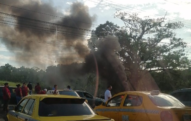 Una vez cerrada la vía, los manifestantes incendiaron llantas. Foto: Diomedes Sánchez