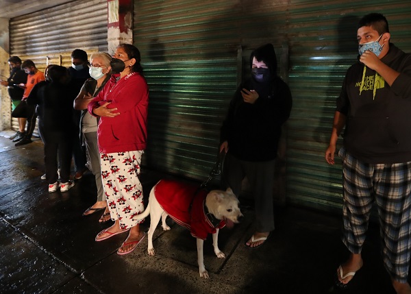 Una familia sale de su vivienda debido al sismo de 7.1 en México. Foto: EFE