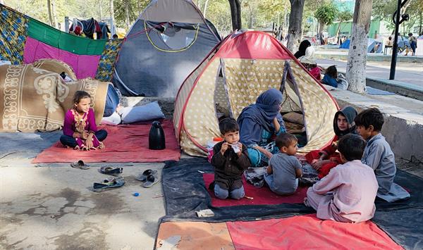 Familias enteras de afganos desplazados. EFE