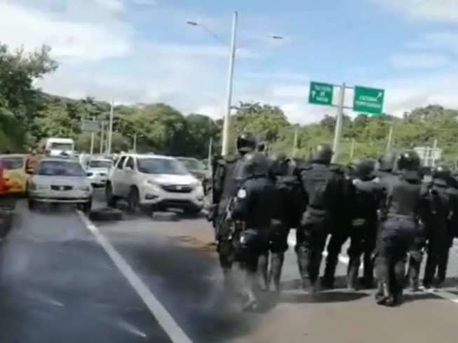 Unidades antidisturbios de la Policía Nacional con gases lacrimógenos despejaron la vía. Foto: Diómedes Sánchez