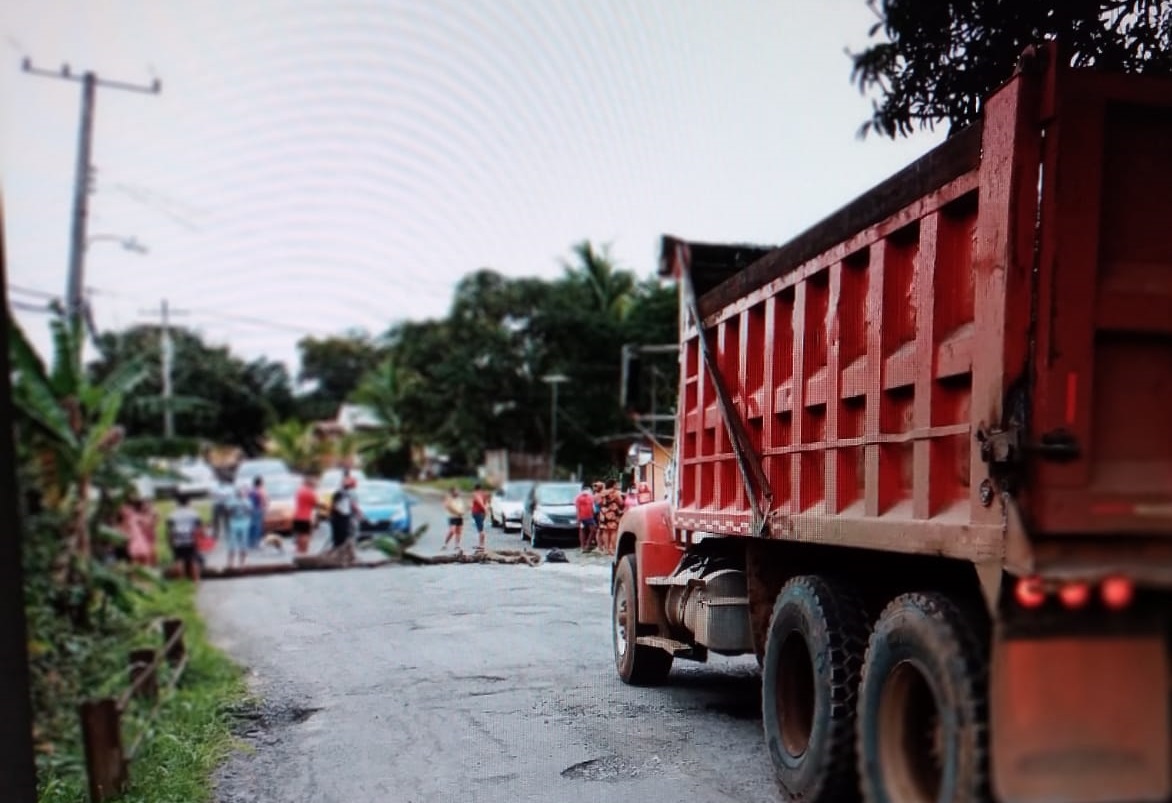 Camiones que transitaban hacia una cantera quedaron varados por varias horas. Foto: Eric A. Montenegro 