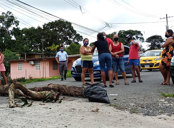 Los manifestantes exigen la reparación de la carretera y un puente. Foto: Eric A. Montenegro