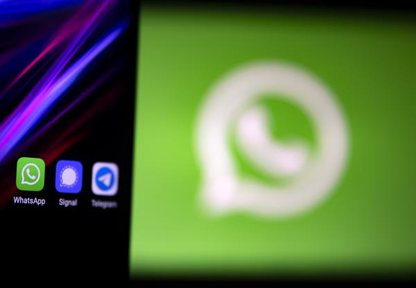 WhatsApp, que fue adquirida por Facebook en 2014, cuenta con 2.000 millones de usuarios en todo el mundo, lo que la convierte en la plataforma de mensajería por internet más usada. EFE