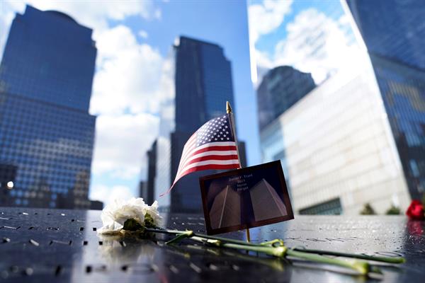 Homenajes en el 9/11 Memorial en Nueva York, Nueva York, EE. UU., ayer, 10 de septiembre de 2021. Foto: EFE