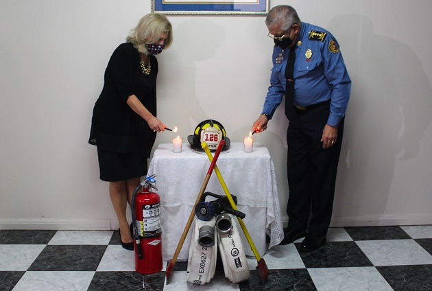 El encendido de velas representa una oración por los 343 bomberos de Nueva York fallecidos el 11 de septiembre de 2001. Foto: Cortesía BCBRP