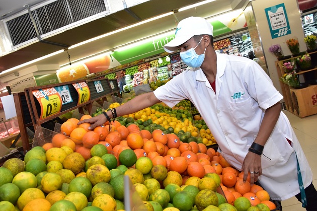 Josué Urriola realiza su faena en el área de frutas y verduras de un supermercado de la localidad. Foto: Cortesía Mides