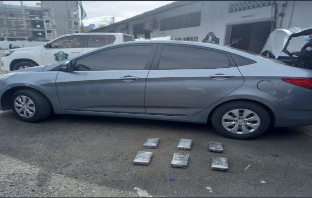 La droga fue encontrada detrás de los asientos de un auto color gris. Foto: Diomedes Sánchez