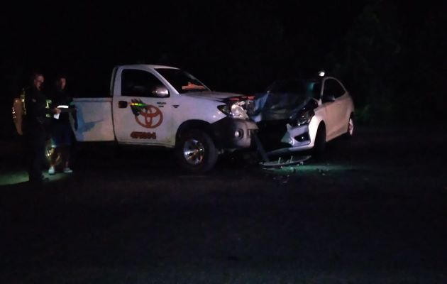 Ambos vehículos fueron sacados de la vía en horas de la madrugada del domingo con grúa a un corral de la localidad. Foto: Diomedes Sánchez