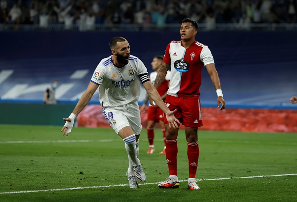 Benzema festaja uno de sus goles en su regreso al Bernabéu. Foto:EFE