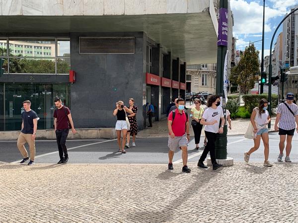 Los portugueses no están obligados a usar mascarilla en la calle desde este lunes. EFE