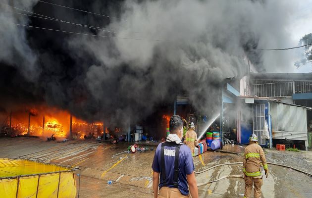 Los bomberos de Veraguas, Coclé y Herrera trabajaron más de tres horas para sofocar el fuego. Foto: Melquiades Vásquez