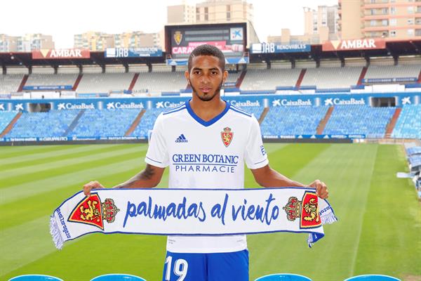 César Yanis, posa durante su presentación como nuevo jugador del Real Zaragoza. Foto: EFE