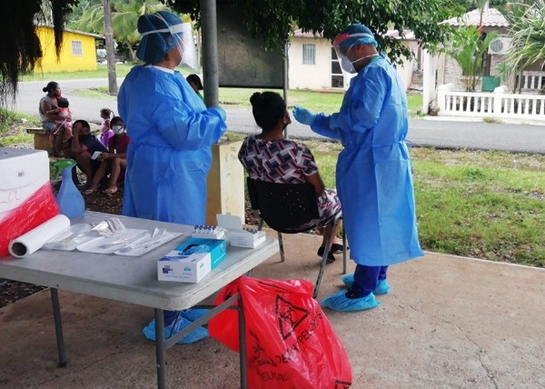 Personal de salud aplicó 7,592 pruebas nuevas para detectar la covid-19 en las últimas 24 horas. Foto: Cortesía Minsa