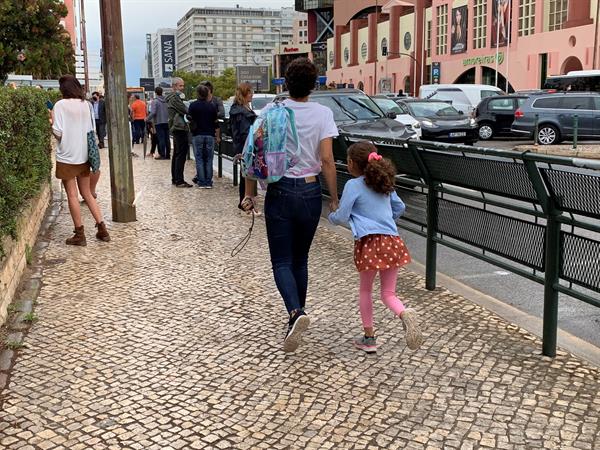 En Lisboa la vuelta al cole ha amanecido lluviosa y los paraguas y chubasqueros han sido la norma en las puertas de los colegios. Foto: EFE