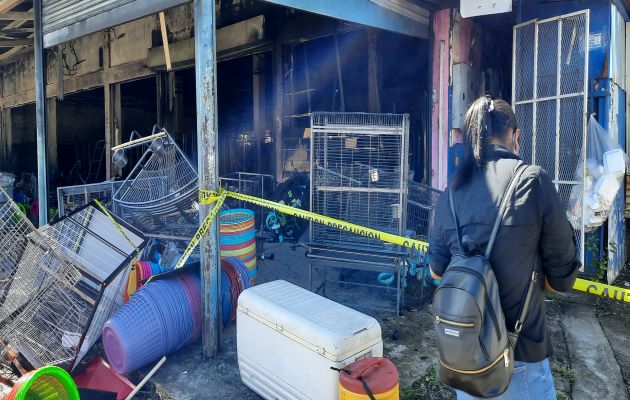 Ingresar al área del incendio en estos momentos se torna peligroso por los gases. Foto: Melquiades Vásquez