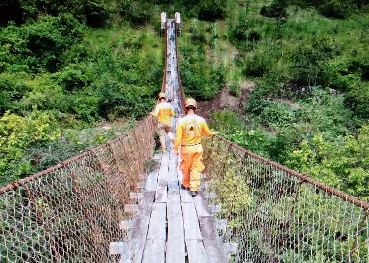 Es riesgoso para los pobladores utilizar el puente, ya que una caída resultaría fatal. Foto: Eric A. Montenegro