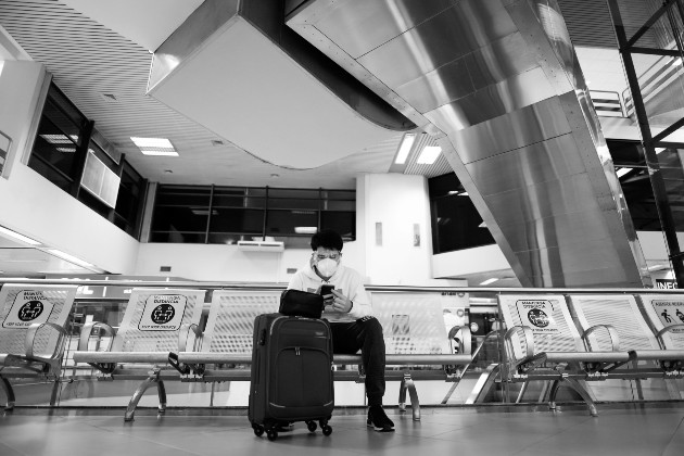 El pasajero que durante una travesía aérea, no porte la mascarilla, debe ser no solo multado, sino también añadido a la lista de los que no se les permita volar en ninguna aerolínea comercial por la violación al protocolo. Foto: EFE. 
