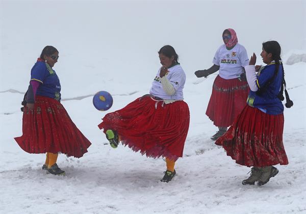 Varias mujeres aimaras, conocidas como las cholitas escaladoras
