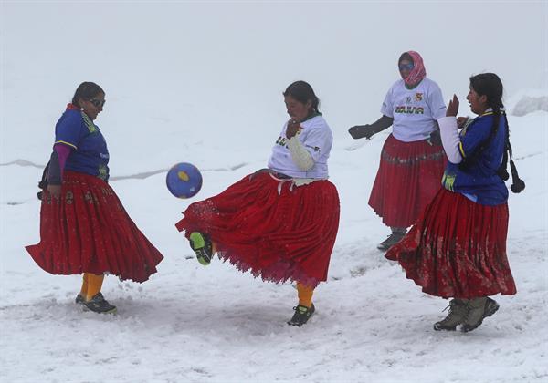 Varias mujeres aimaras, conocidas como las cholitas escaladoras 