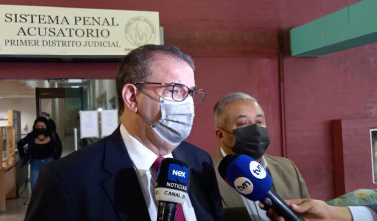 Carlos Carrillo, coordinador del equipo de defensa de Ricardo Martinelli, junto al abogado Roiniel Ortiz ayer durante la audiencia. Víctor Arosemena