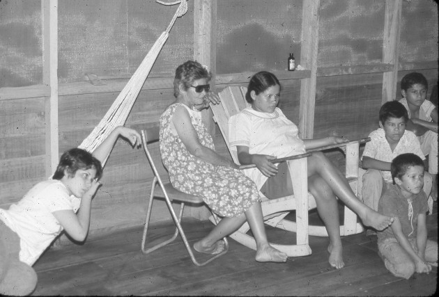 En la sala de la casona de madera de la finca Chiriquí Viejo. Año, 1975. Foto: Stanley Heckadon-Moreno. 