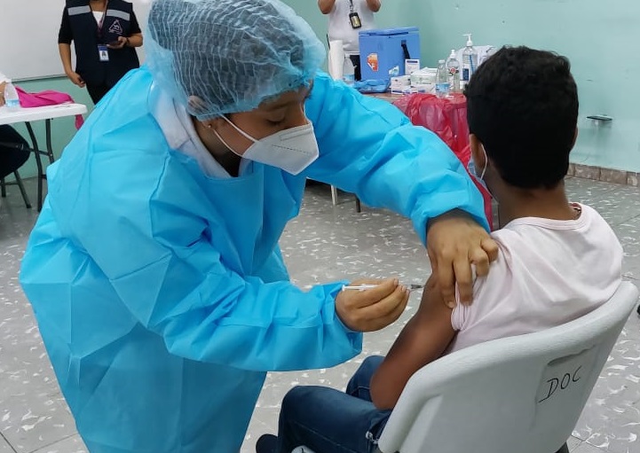 La vacunación incluye la población desde los 12 años de edad en adelante. Foto: José Vásquez
