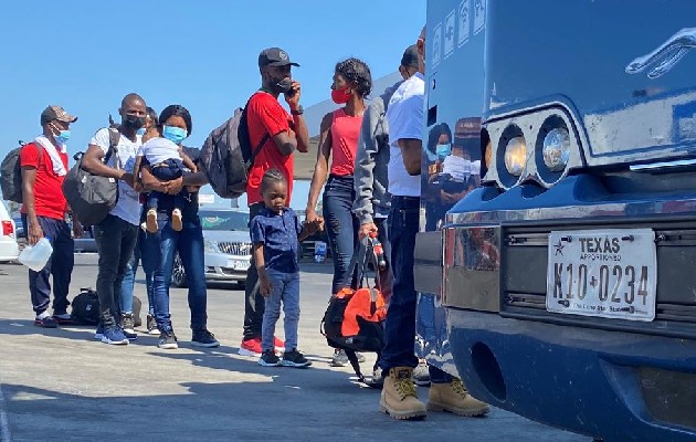 Deportan a haitianos retenidos en un campamento improvisado bajo un puente en la localidad de Del Río en Texas. Foto: EFE