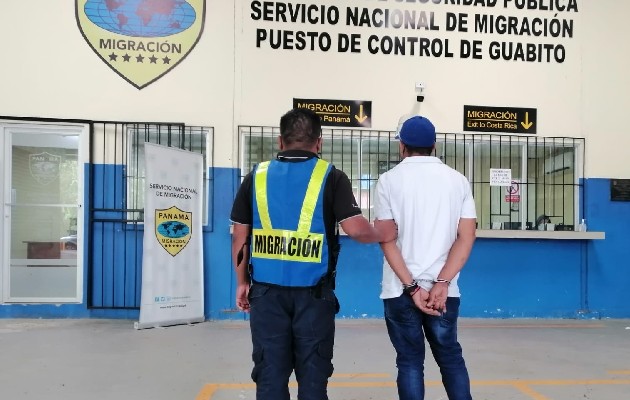 Colombiano aprehendido por supuesto tráfico ilícito de migrantes tráfico ilícito por el puesto de control de Milla 21. Foto: Cortesía Migración Panamá