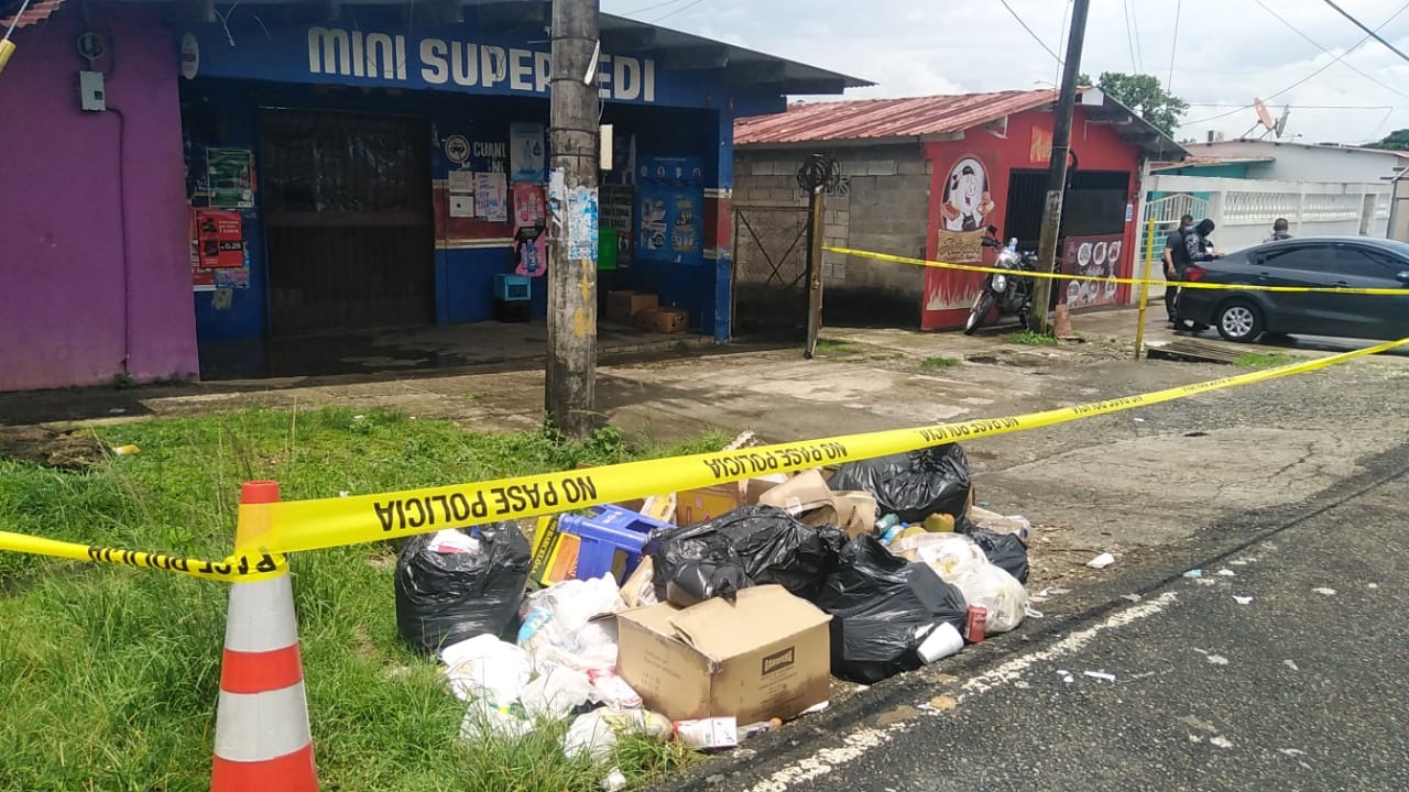 Funcionarios del Ministerio Público llegaron al lugar para hacer el levantamiento del cadáver e iniciar las investigaciones de este homicidio. Foto: Diomedes Sánchez