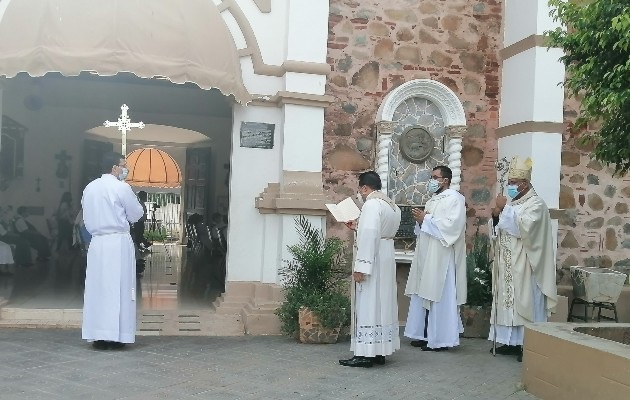 El obispo Valdivieso reiteró que siguen vigentes las medidas como el distanciamiento en las sillas de los templos. Foto: Thays Domínguez 