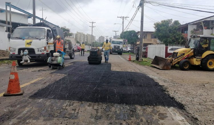 Los fondos para tapar los huecos y rehabilitar vías deterioradas, alcanzaron para calle 16 Río Abajo que se encontraba en estado crítico. Foto: Cortesía