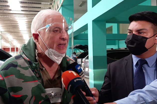 El expresidente Ricardo Martinelli atiende a la prensa la mañana de este martes a su llegada al Sistema Penal Acusatorio de Plaza Ágora. Foto: Víctor Arosemena