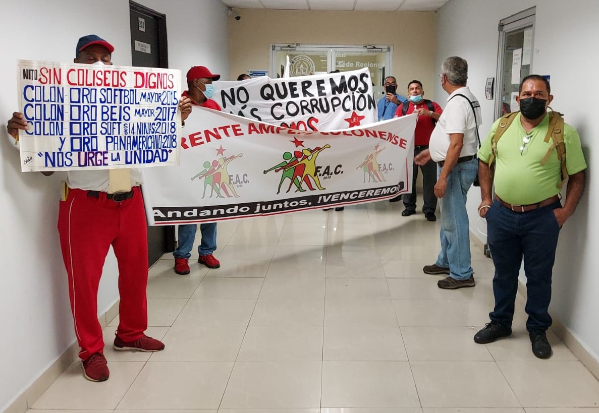 Con pancartas se tomaron la sede regional de la Contraloría en plaza Millenium, Colón. Foto: Diomedes Sánchez 