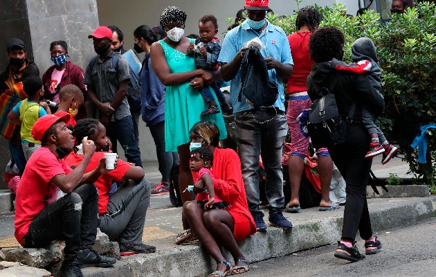 Un grupo de migrantes haitianos, asiste a la oficina de la Comisión Mexicana de Ayuda a Refugiados (Comar) hoy, en la Cuidad de México. Foto: EFE