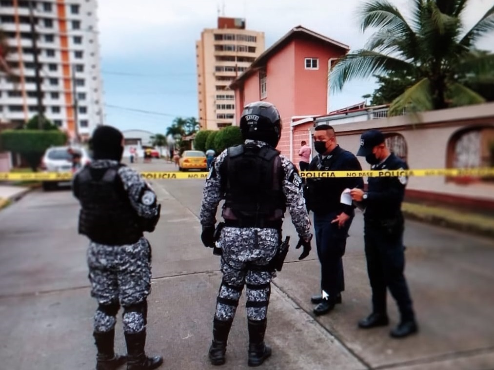 Todo el área fue acordonada por la Policía Nacional para preservar la escena del crimen. Foto: Cortesía