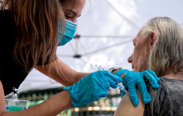 Tercera dosis de la vacuna de Pfizer en los Estados Unidos. Foto: EFE