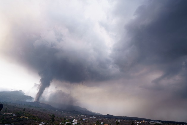  La erupción volcánica que comenzó este domingo en La Palma, continúa hoy su cuarto día. Foto: EFE