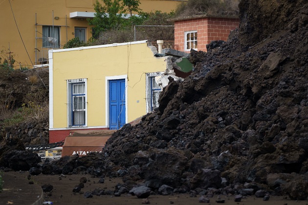  La colada de lava generada por el volcán que entró en erupción el domingo en La Palma ha irrumpido este miércoles en el pueblo de Todoque. Foto: EFE