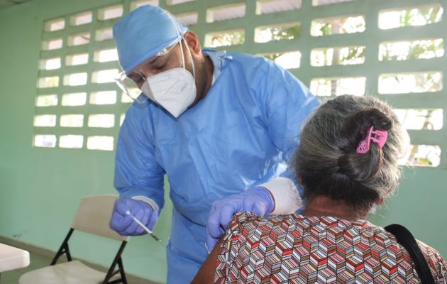 En Panamá continúa la vacunación por barrido contra la covid-19  en diversos circuitos electorales. Foto: Grupo Epasa