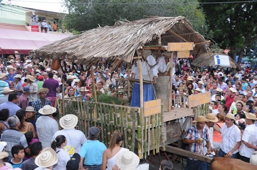 Las tradiciones y el folklore dejaban un ingreso económico a las familias en la región. Foto: Thays Domínguez