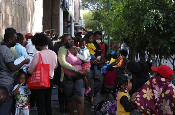 Miles de migrantes haitianos han llegado a la fronteriza en la frontera sur en Estados Unidos. Foto: EFE