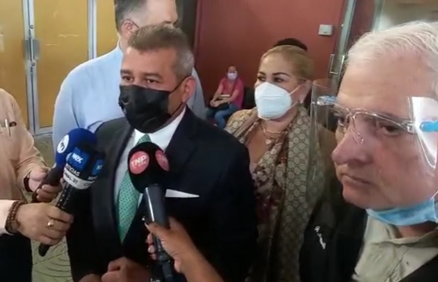 El abogado Sidney Sittón da declaraciones a la prensa hoy en el Sistema Penal Acusatorio de Plaza Ágora.