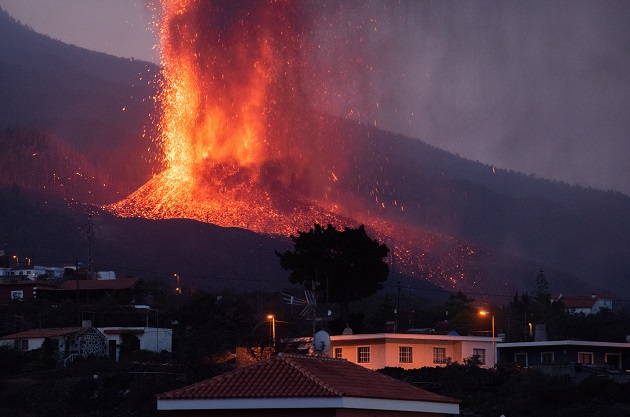 La erupción que comenzó el domingo en La Palma comienza este jueves su quinto día de actividad. Foto: EFE