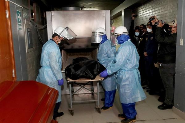Proceso de incineración de los restos de Abimael Guzman, en Lima (Perú). EFE