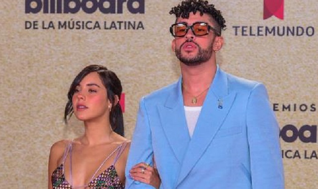 El cantante puertorriqueño Bad Bunny y su novia Gabriela Berlingeri posan en la alfombra roja de los Premios Billboard. Foto: EFE / Giorgio Viera
